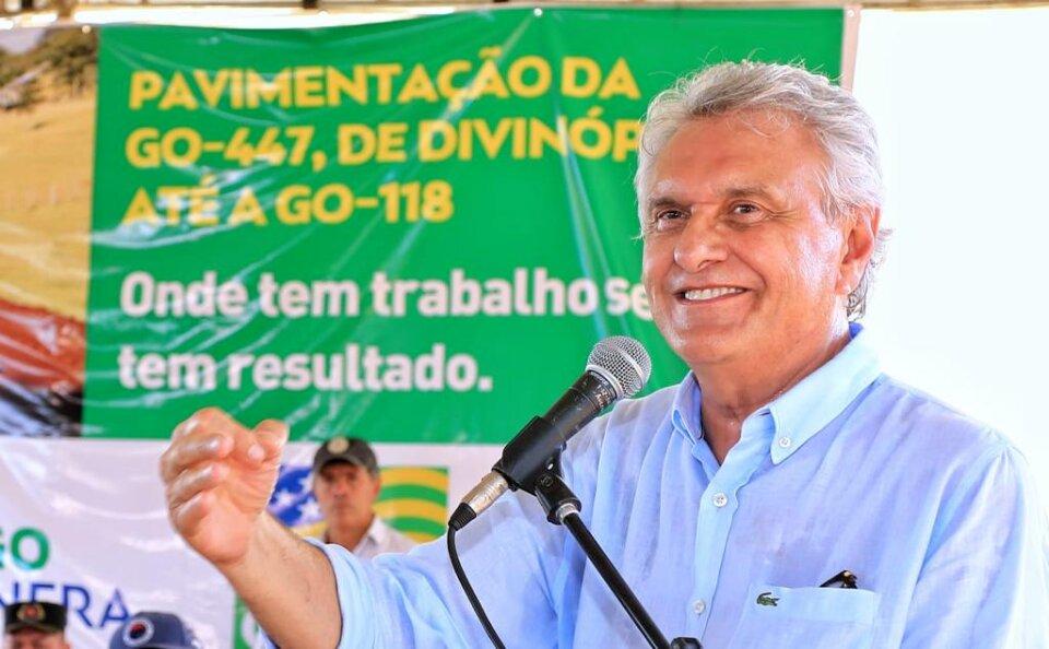 Em Divinópolis de Goiás, governador Ronaldo Caiado vistoria pavimentação da GO-447