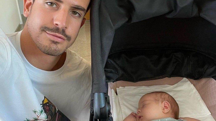 Enzo Celurari tira primeira selfie da irmã caçula, Chiara