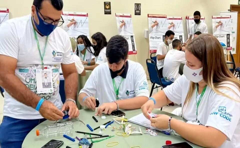 Estudantes participam do 1° Bootcamp sobre programação Low Code