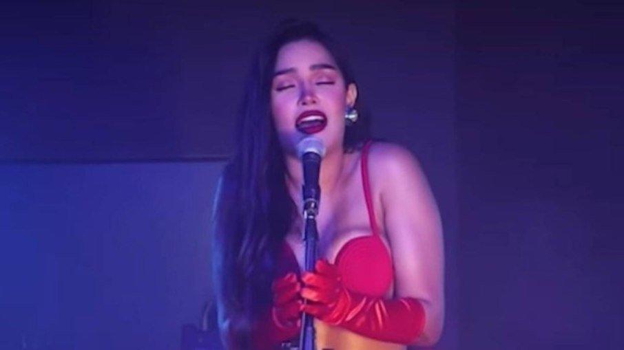 Flay canta música de Whitney Houston e diz: 