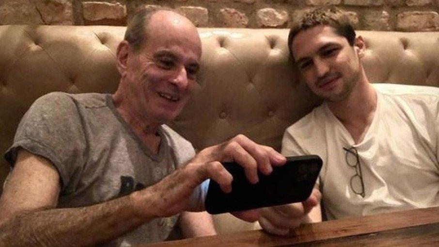 Gabriel Leone vai ser Ney Matogrosso em série sobre o Secos & Molhados