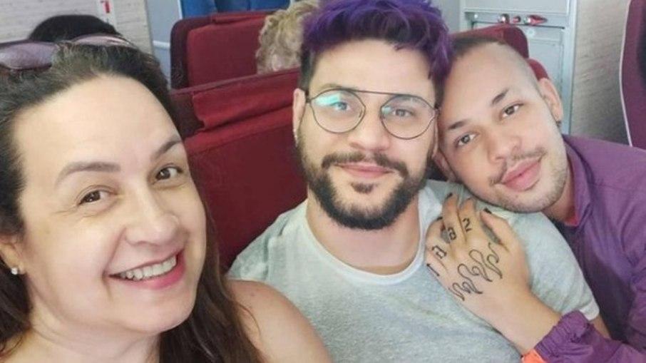 Gloria Groove mora com marido e mãe: 