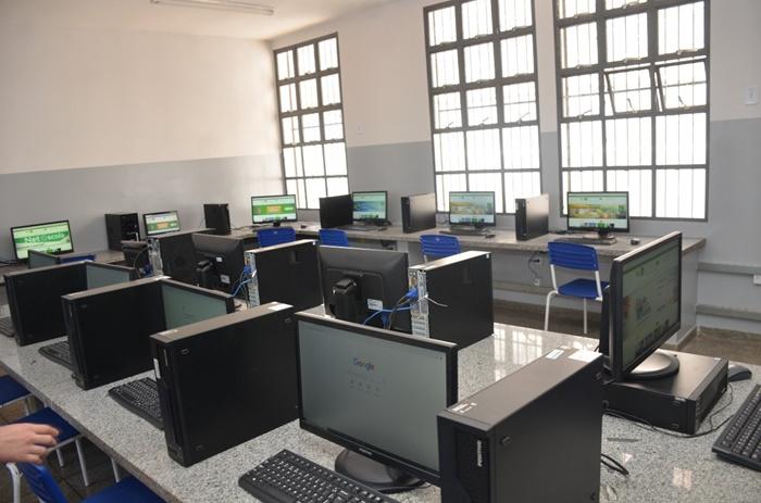 Governo de Goiás entrega computadores para 200 escolas públicas