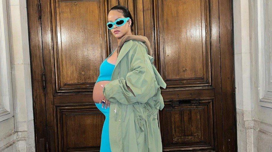 Grávida, Rihanna surge com barrigão à mostra e agita web