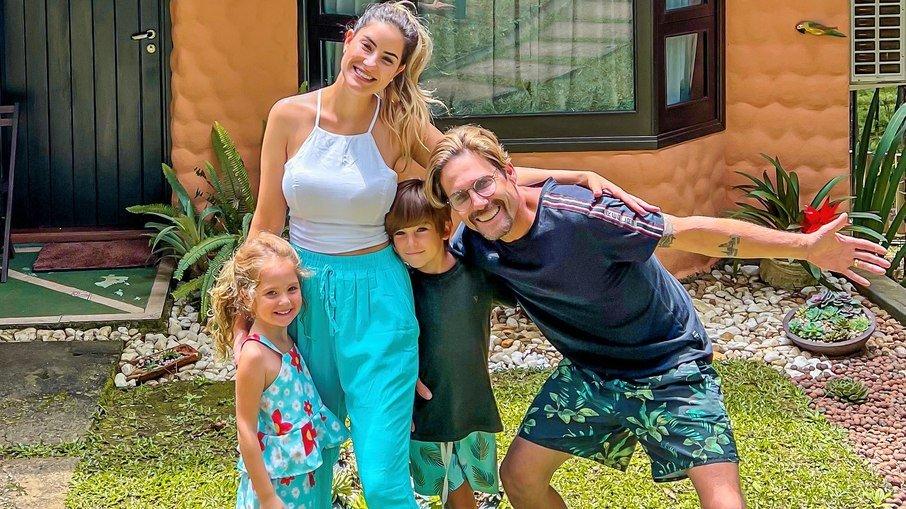 Hudson, da dupla com Edson, celebra aniversário de casamento em viagem