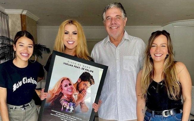 Joelma recebe certificado de ouro pelo single 