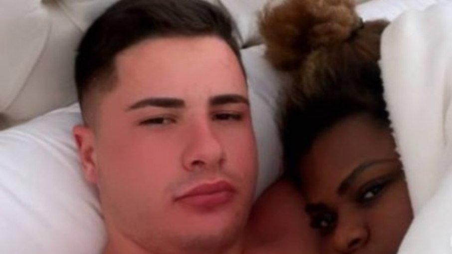 Jojo Todynho aparece na cama com o marido após boatos de crise