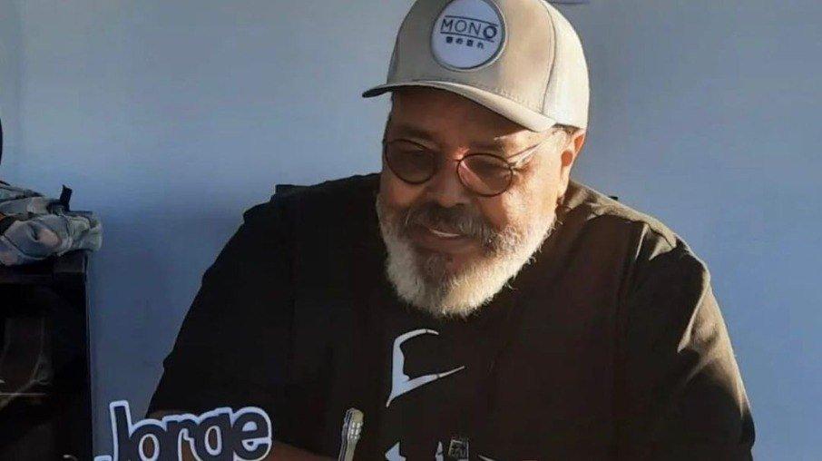 Jorge Aragão completa 73 anos e ganha bolo de aniversário