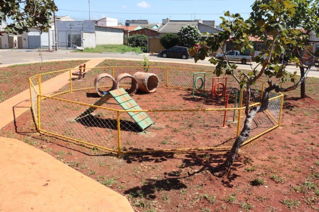 Prefeitura de Goiânia atende moradores da Região Sudoeste com instalação de pet place, mesas e bancos na Praça do Jardim Ipanema