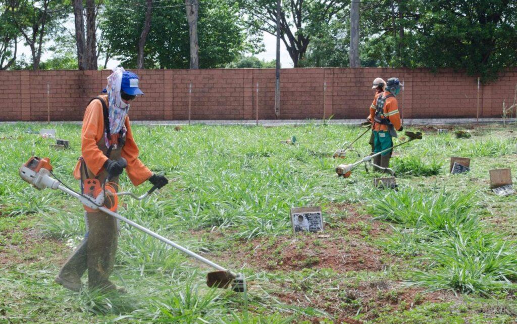 Prefeitura de Goiânia realiza limpeza no Cemitério Vale da Paz, nesta quinta-feira (24/03)