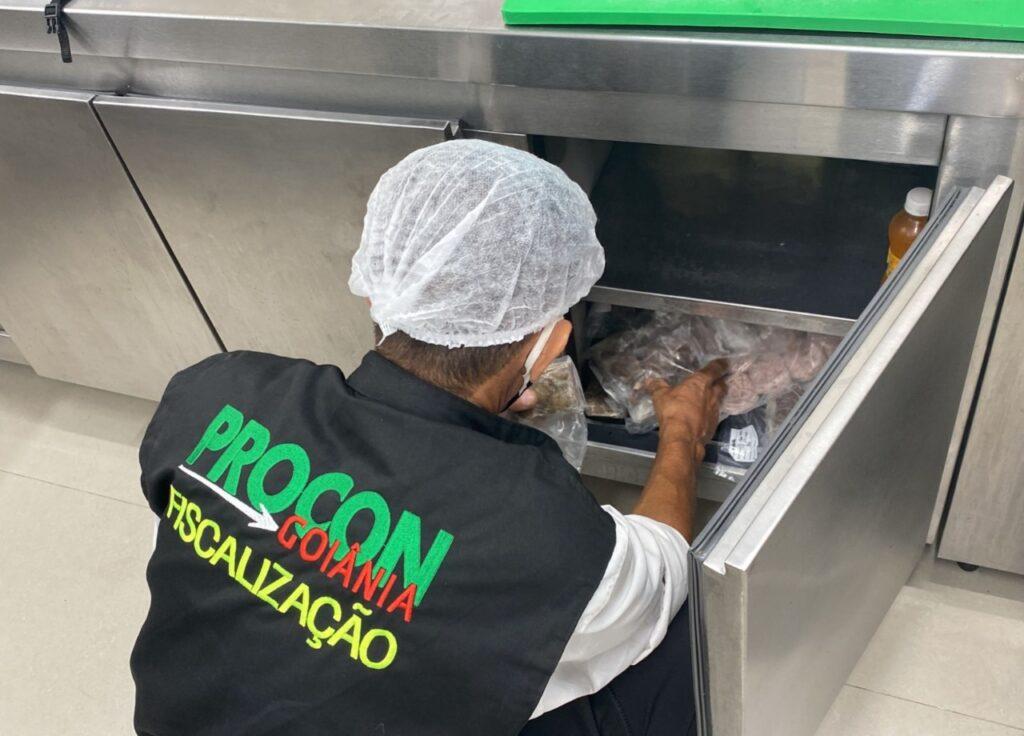 Procon Goiânia autua 11 estabelecimentos de praça de alimentação de shopping por venda de produtos impróprios para consumo