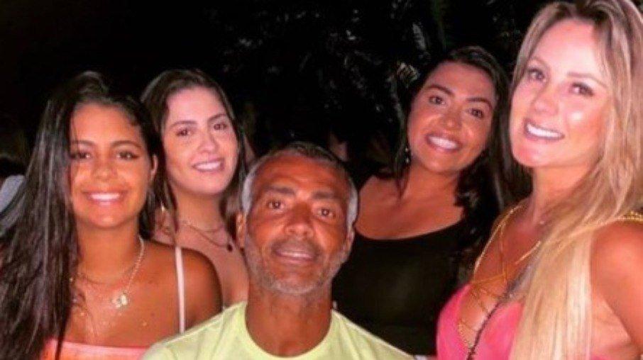 Romário curte show de Ludmilla com namorada e filhas