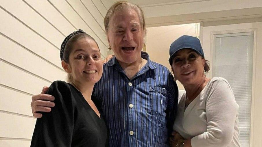 Silvio Santos posa de pijama com chef de cozinha e Íris Abravanel