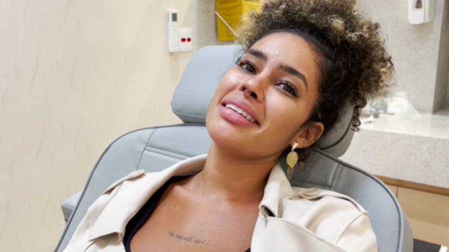 Sthe Matos chora ao ver resultado de nova cirurgia no nariz; vídeo