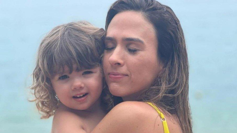 Tatá Werneck brinca sobre semelhança com filha: 