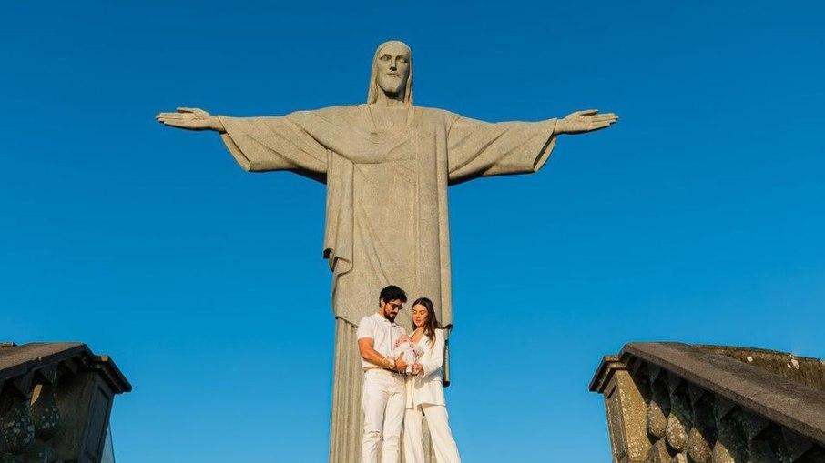 Thaila Ayala e Renato Goés batizam o filho no Cristo Redentor