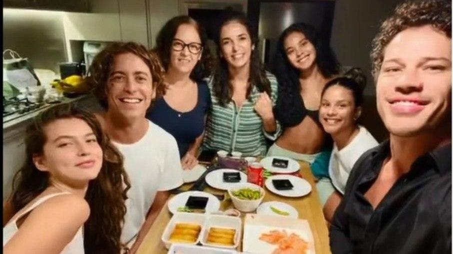 Alanis Guillen e Jesuíta Barbosa jantam com colegas de 'Pantanal'