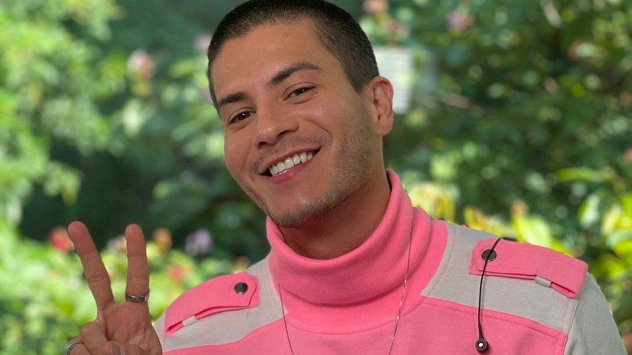 Arthur Aguiar encontra fãs após 'BBB 22' e ironiza: 