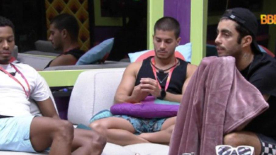 'BBB': Arthur Aguiar reclama do monstro e discute com Jessi e Scooby
