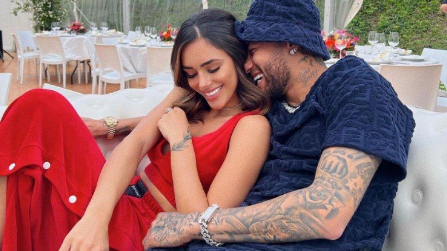 Bruna Biancardi posta foto em clima de romance com Neymar
