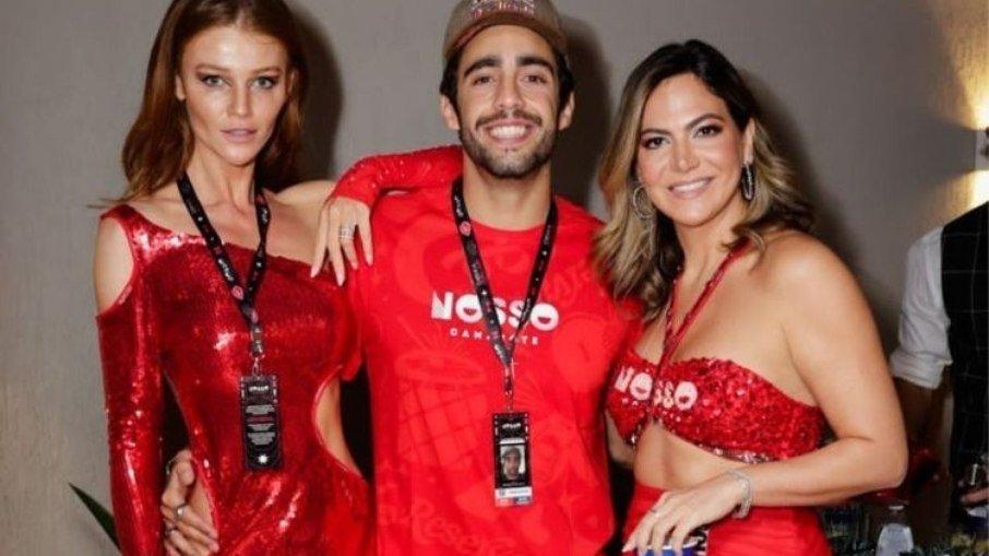 Carnaval 2022: Pedro Scooby curte Sapucaí com Cíntia Dicker