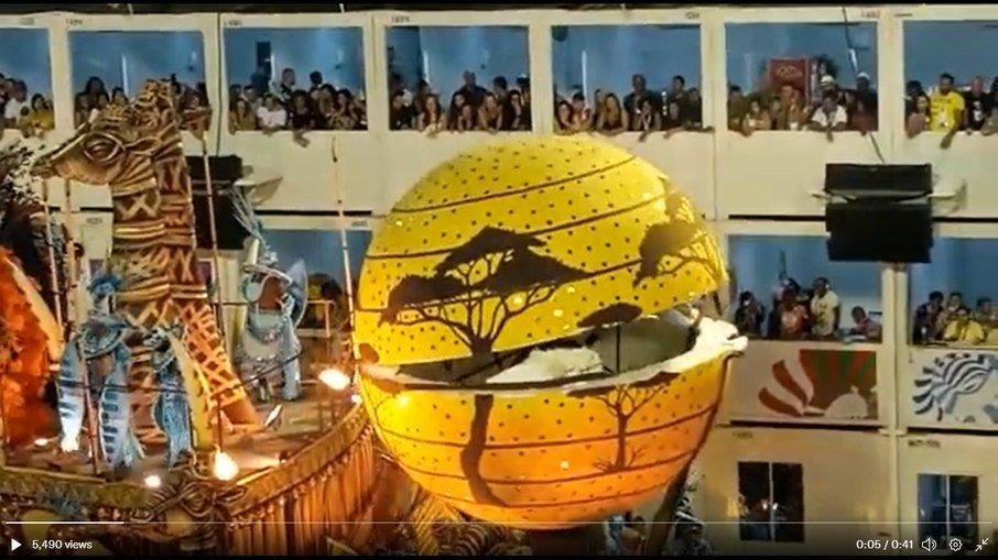 Carnaval: Portela faz desfile luxuoso, mas alegorias atrapalham escola