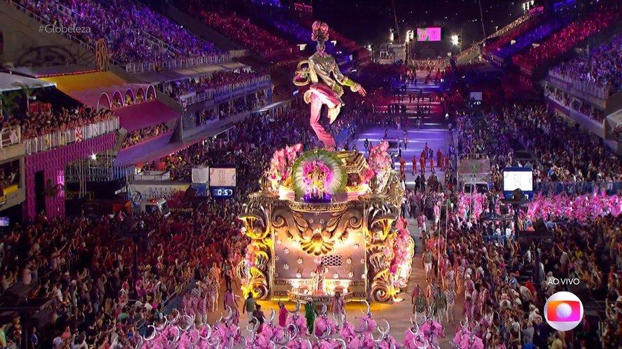 Com homenagens a baluartes, Mangueira tem problemas na Sapucaí