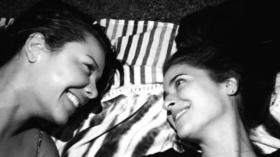 Fernanda Souza e namorada são amigas de infância