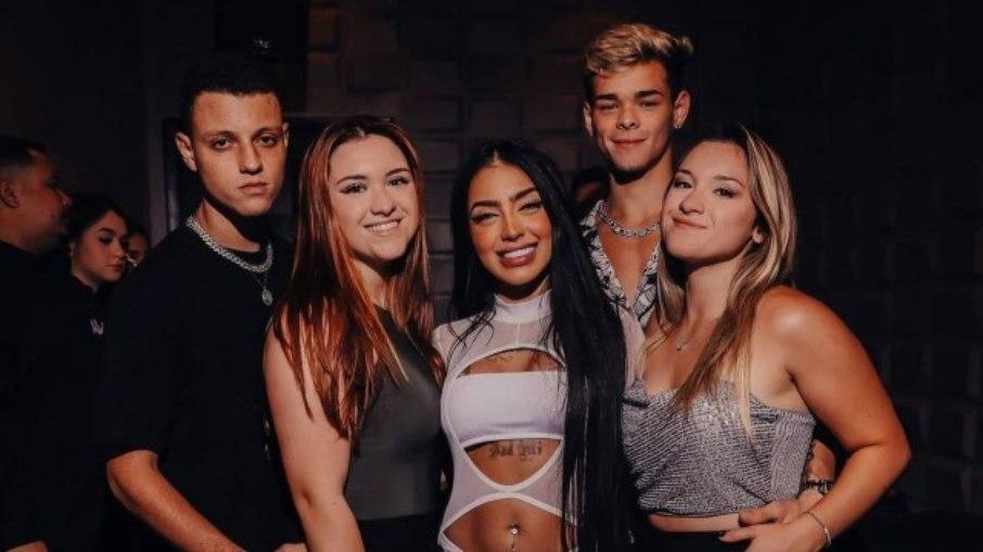 Filhas de Gugu Liberato vão a show de MC Mirella nos Estados Unidos