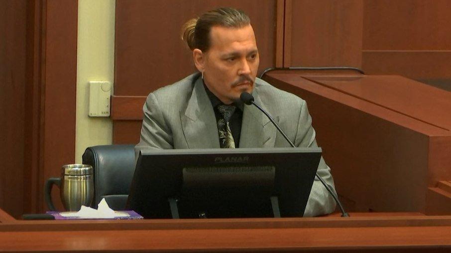 Johnny Depp: vídeo de ator quebrando cozinha é exibido ao Júri