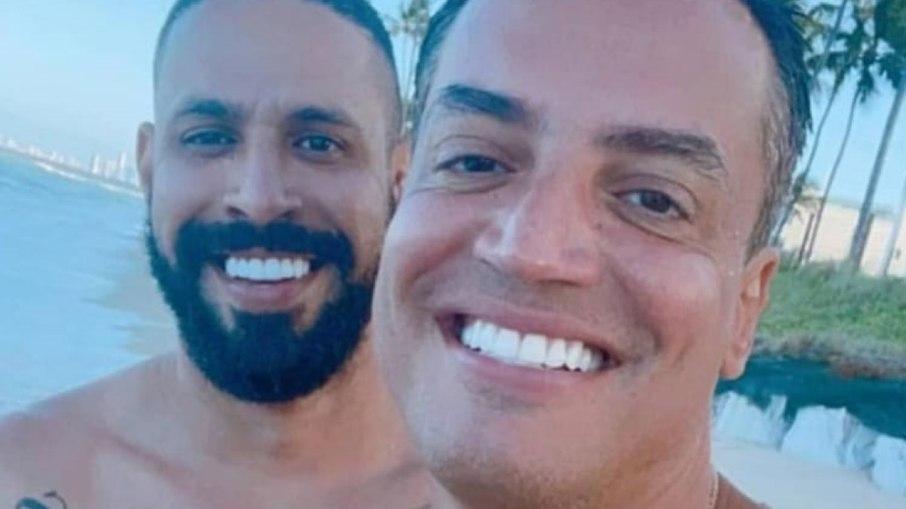 Leo Dias é pedido em casamento e circula de aliança; conheça o noivo