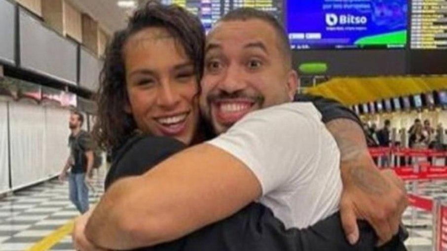 Linn da Quebrada encontra Gil do Vigor em aeroporto