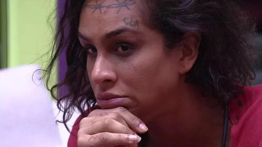 Linn encara botão de desistência e reflete: 