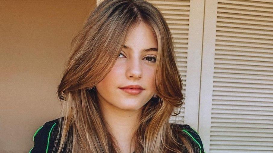 Lorena Queiroz surge de cabelo repaginado e é elogiada por Carlo Porto