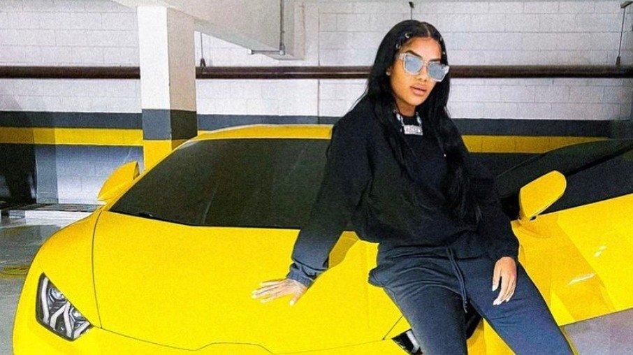 Ludmilla posa com Lamborghini de R$ 3 milhões e chama atenção da web