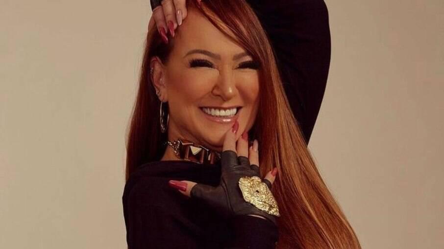 Mãe de Neymar vive affair com muso fitness que conheceu na Sapucaí