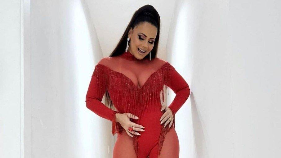 Mesmo sem desfilar, Viviane Araújo comemora título da Mancha Verde