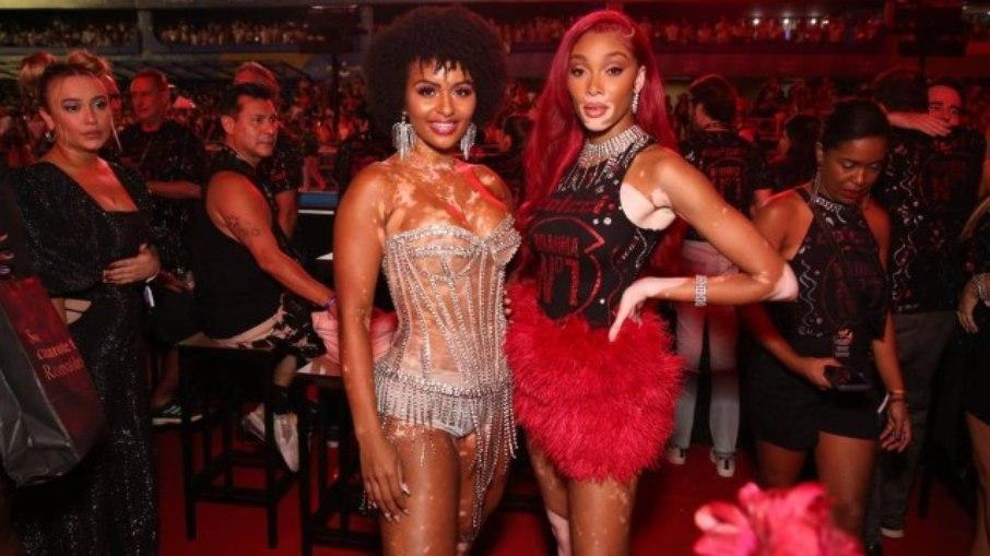 Natália, do BBB, conhece modelo com vitiligo Winnie Harlow na Sapucaí