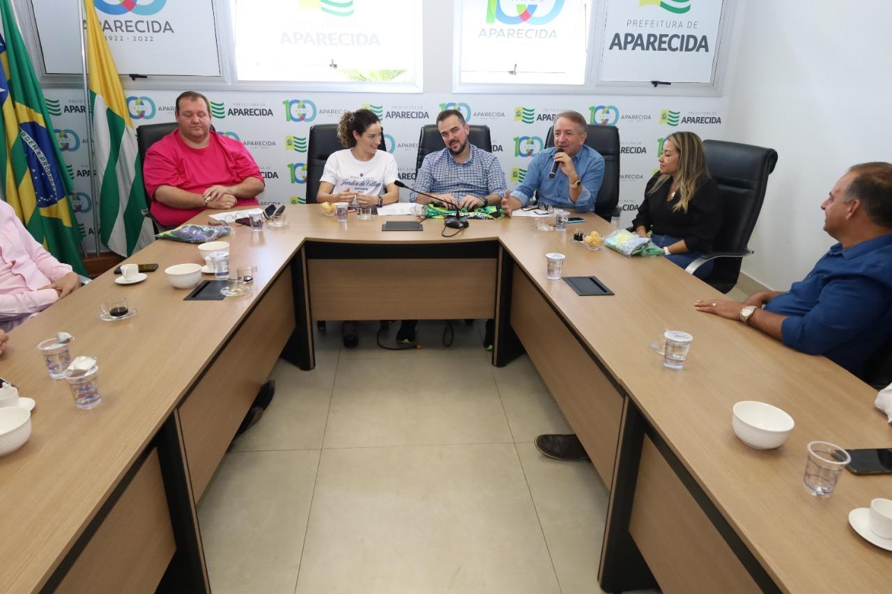 No primeiro dia de mandato como prefeito, Vilmar Mariano recebe Gustavo em reunião do secretariado