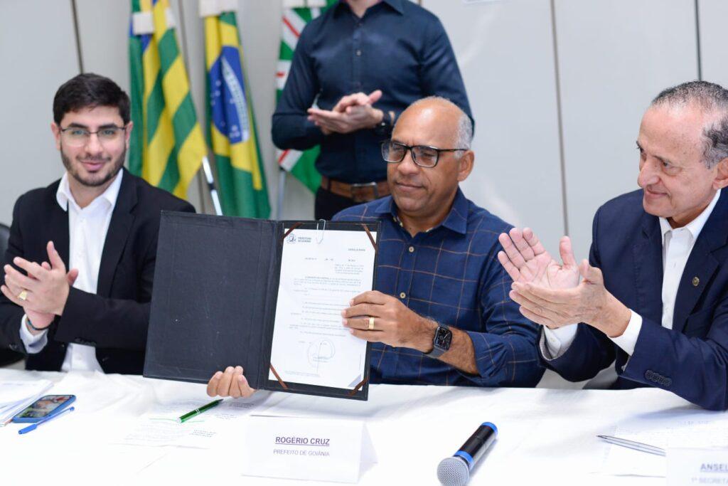 Prefeito de Goiânia assina decreto que atualiza tarifas do transporte por táxi, defasadas há seis anos