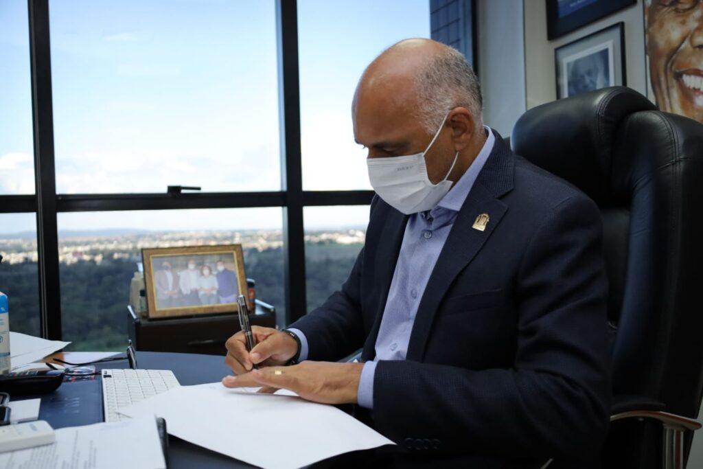 Prefeito de Goiânia assina decreto que libera uso de máscara em locais fechados, a partir desta sexta-feira (1º/04), em Goiânia