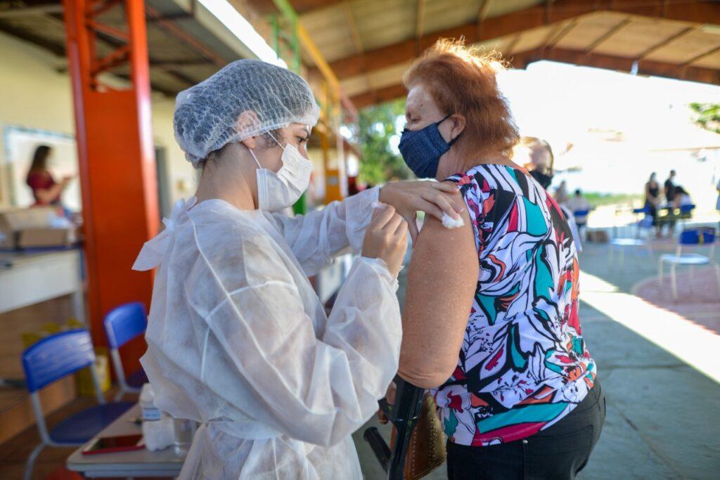 Prefeitura de Goiânia vacina contra Covid-19 e Influenza em três postos, durante feriado prolongado de Tiradentes
