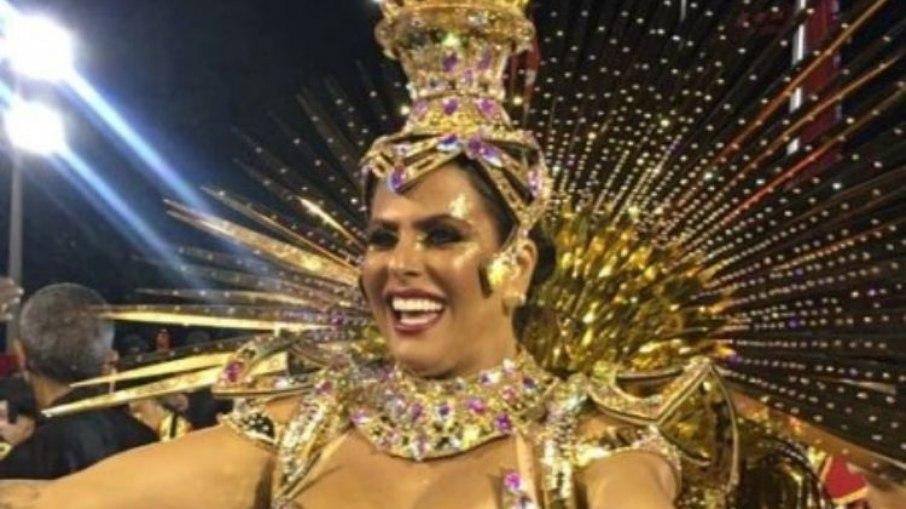 Rainha de bateria desfila como taça do Mundial do Flamengo