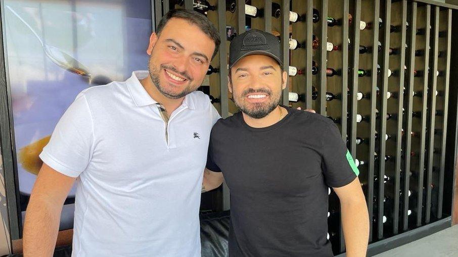 Sertanejo Fernando Zor prestigia restaurante de João Souza em Orlando