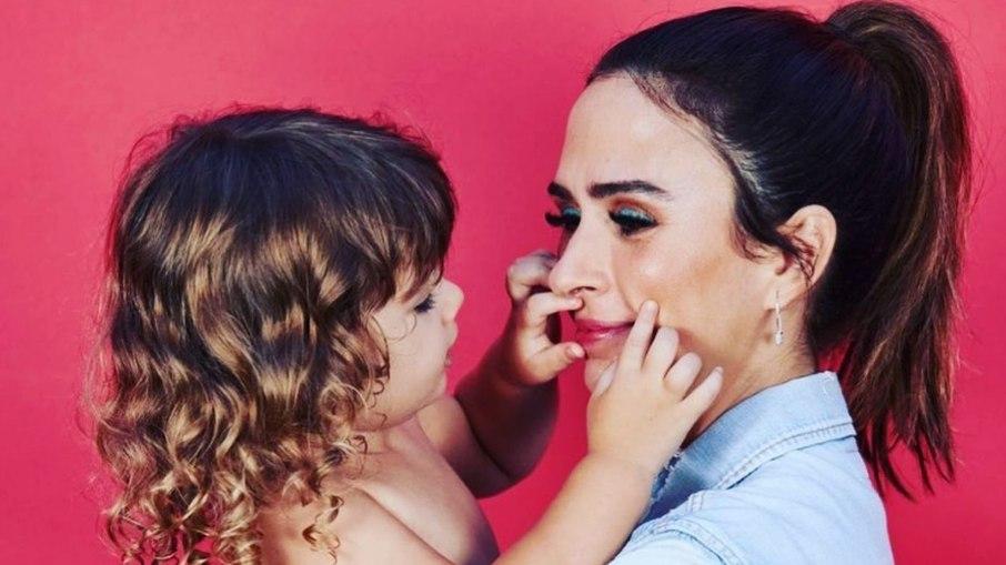 Tatá Werneck mostra Clara Maria aprendendo a ler e encanta web