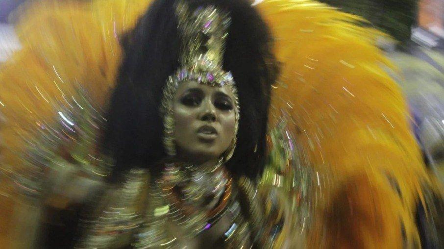 Tuiuti: Após viralizar com vídeo sambando, Mayara Lima encanta Sapucaí