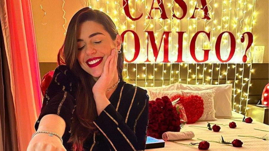 Vivian Amorim anuncia noivado e mostra fotos de jantar surpresa