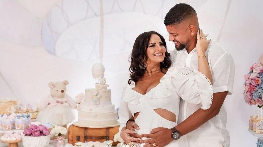 Viviane Araújo descobre sexo do bebê ao som de samba da Salgueiro