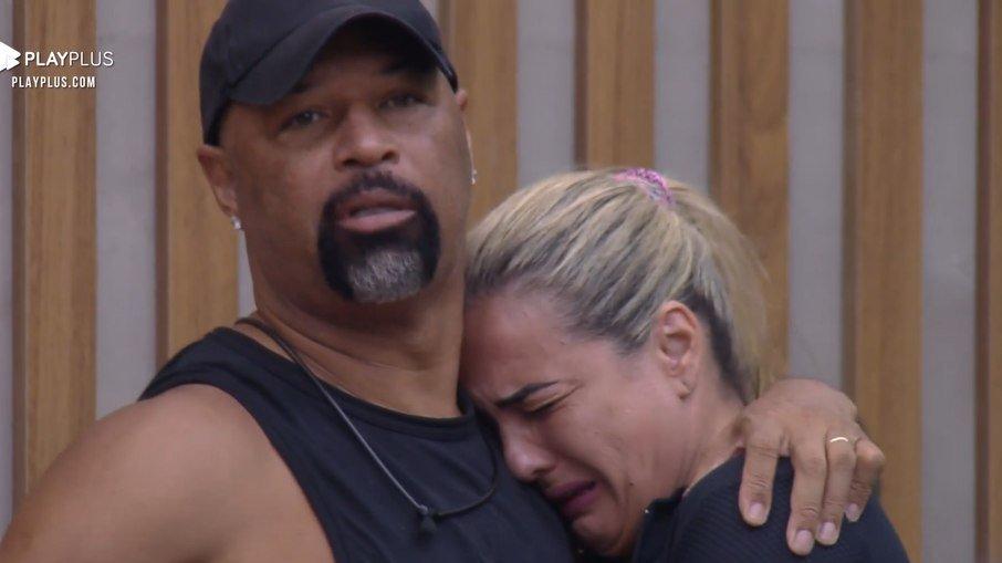 Andreia Andrade chora e é consolada por Dinei após discussão com Nahim