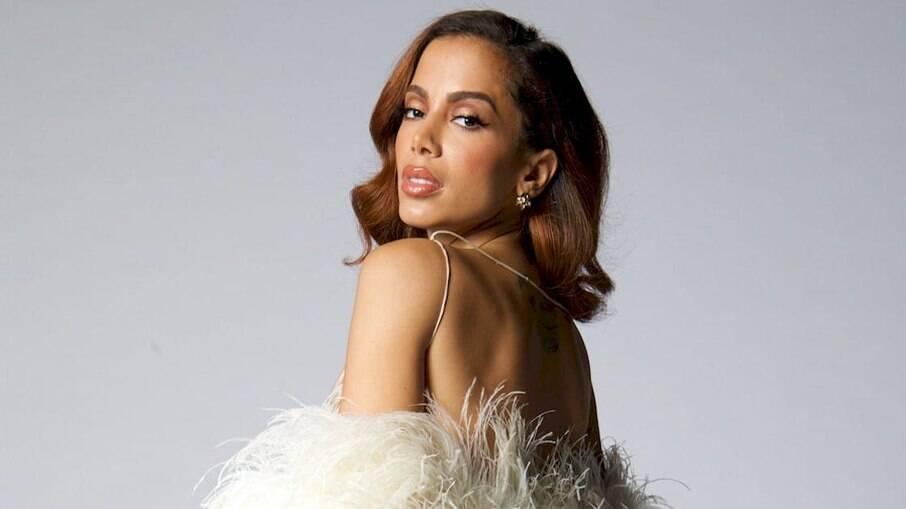Anitta debocha de polêmica com sertanejos e cita 'tatuagem no tororó'